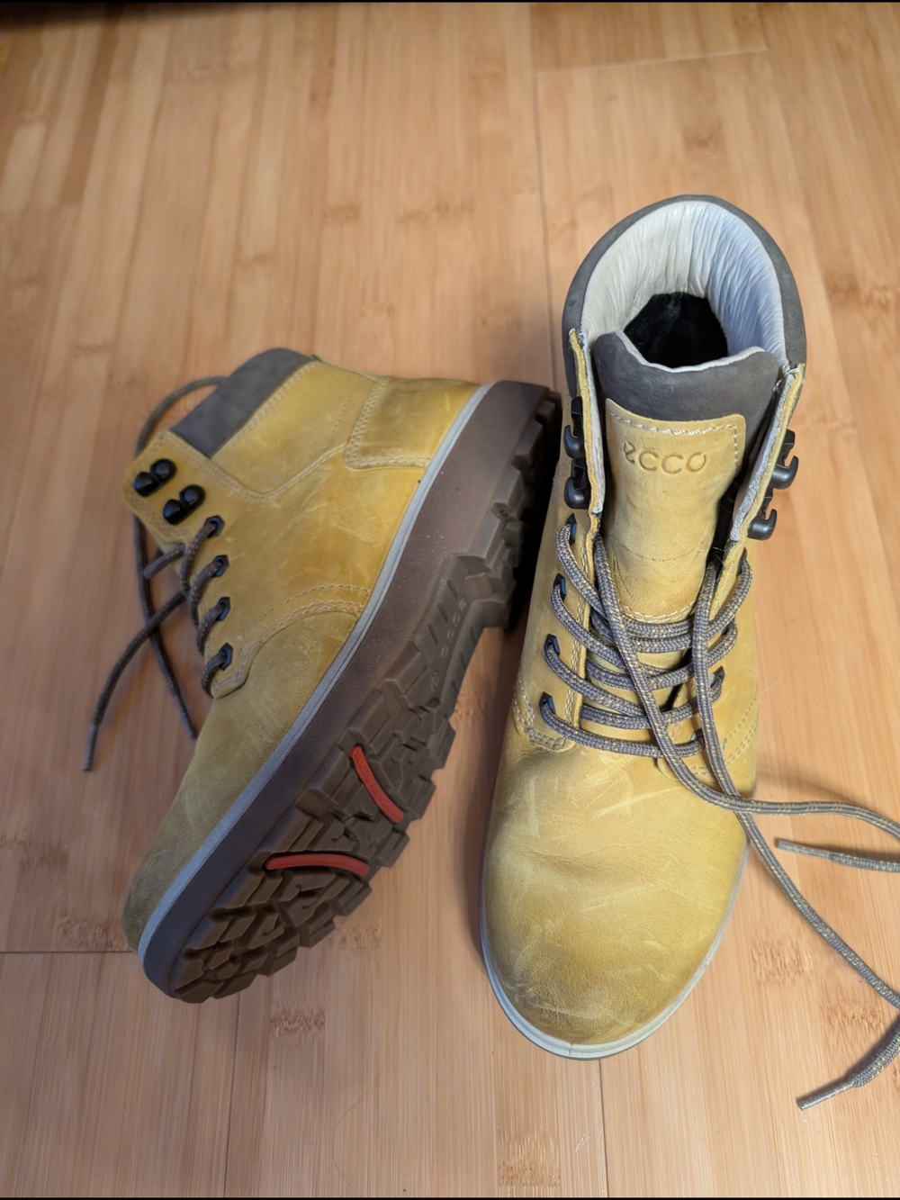 Ecco Women’s Yellow Leather Lace-Up Outdoor Boots